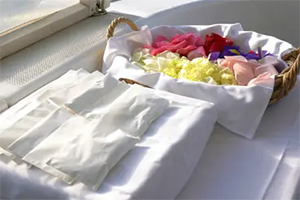 海洋散骨で使用する花びらと水溶性の袋